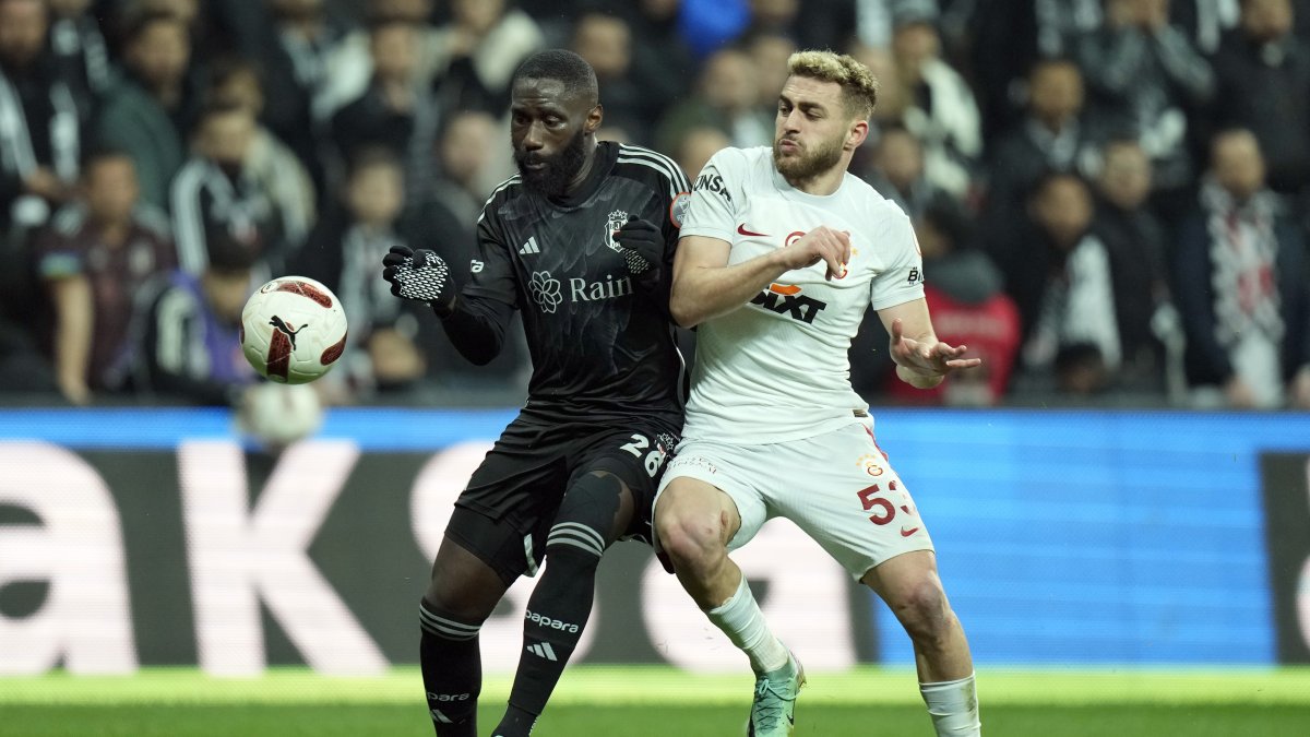 Beşiktaş&#039;s Arthur Masuaku (L) vies for the ball with Galatasaray&#039;s Bariş Yılmaz during the Süper Lig match at Beşiktaş Stadium, Istanbul, Türkiye, March 3, 2024. (AP Photo)
