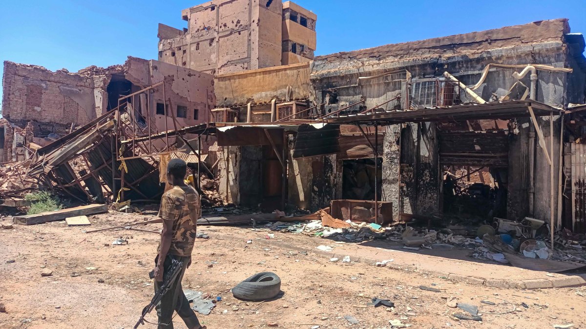  A fighter loyal to the army patrols a market area, Khartoum, Sudan, March 24, 2025. (AFP Photo)
