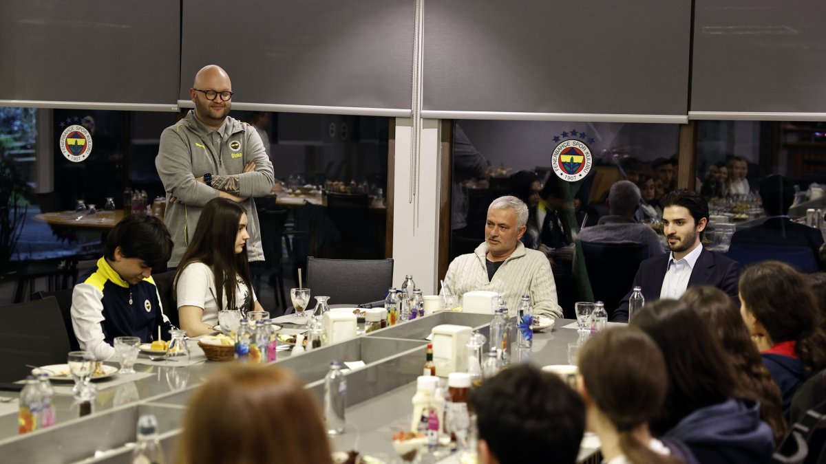 Fenerbahçe coach Jose Mourinho (C) speaks during an iftar dinner at Can Bartu Facilities, Istanbul, Türkiye, March 23, 2025. (IHA Photo)