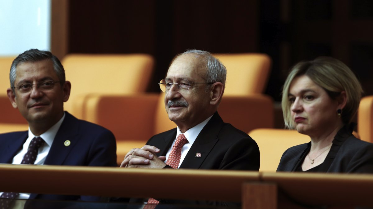 Republican People’s Party (CHP) leader Kemal Kılıçdaroğlu (C) sits next to Özgür Özel (L), who would be his successor, at a parliamentary session, Ankara, Türkiye, Jun. 2, 2023. (AP Photo)