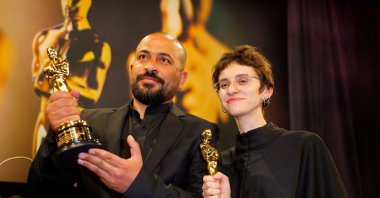 Rachel Szor and Hamdan Ballal pose with the Oscar for Best Documentary Feature Film for &quot;No Other Land&quot; at the Governors Ball following the Oscars show at the 97th Academy Awards in Hollywood, Los Angeles, California, U.S., March 2, 2025. (Reuters Photo)