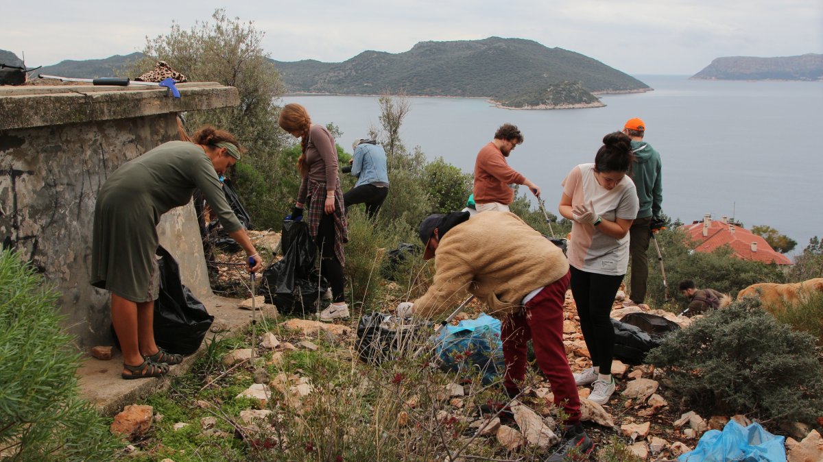 A group of volunteers participate in a campaign to clean up nature spots in Kaş, Antalya, southern Türkiye, March 25, 2025. (AA Photo)