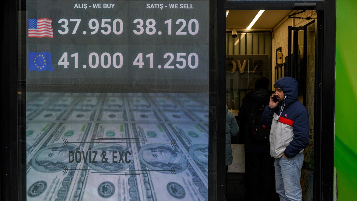 A man stands next to a currency exchange office, Istanbul, Türkiye, March 20, 2025. (AFP Photo)