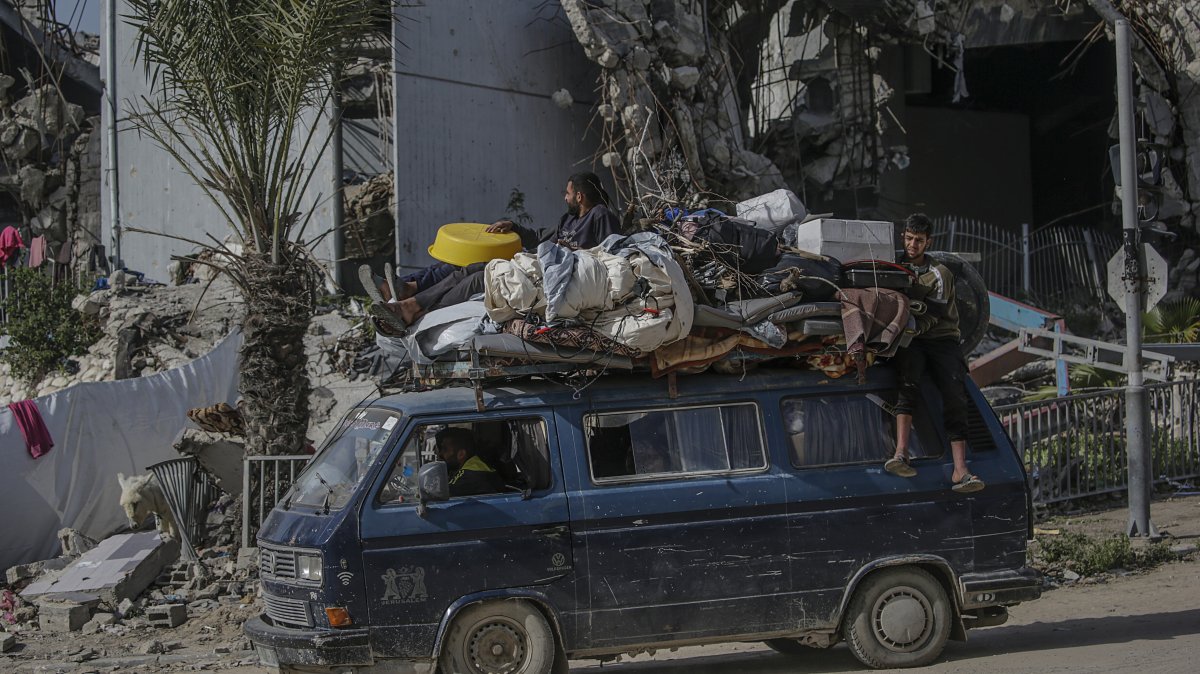 Internally displaced Palestinians travel with their belongings as they move toward the city center after the Israeli army issued evacuation orders for areas in northern Gaza, Gaza City, Palestine, March 25, 2025. (EPA Photo)