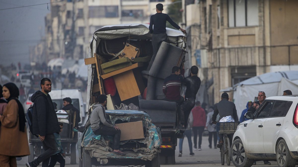 Internally displaced Palestinians carry their belongings as they move toward the city center after the Israeli army issued evacuation orders for areas in northern Gaza, Palestine, March 25, 2025. (EPA Photo)