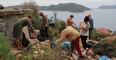 A group of volunteers participate in a campaign to clean up nature spots in Kaş, Antalya, southern Türkiye, March 25, 2025. (AA Photo)