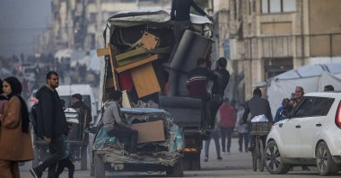 Internally displaced Palestinians carry their belongings as they move toward the city center after the Israeli army issued evacuation orders for areas in northern Gaza, Palestine, March 25, 2025. (EPA Photo)
