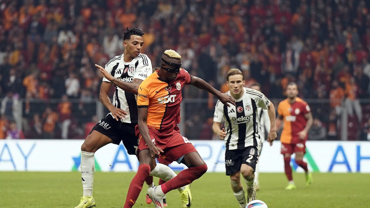 Galatasaray&#039;s Victor Osimhen (C) in action during the Süper Lig match against Beşiktaş at the RAMS Park, Istanbul, Türkiye, Oct. 28, 2024. (IHA Photo)