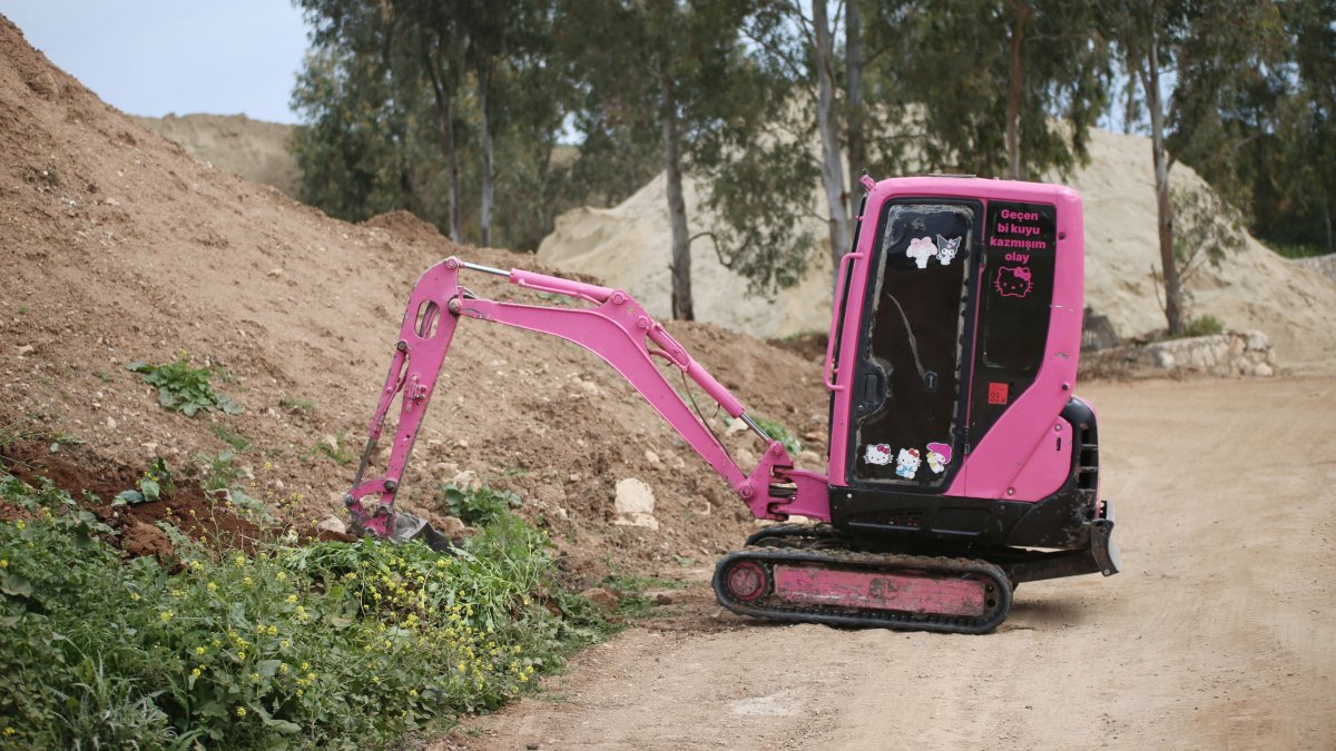 The father, Bedir Çakmak, drives his pink excavator, Didim, Aydın, western Türkiye, March 26, 2025. (AA Photo)