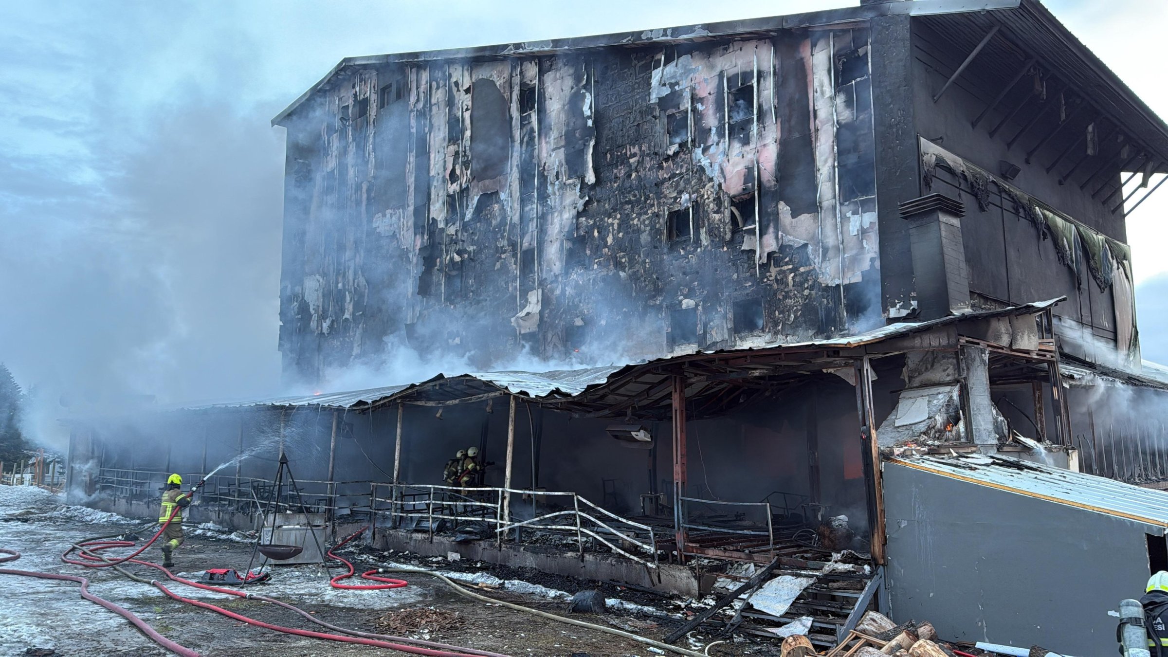 Firefighters attempt to extinguish a hotel fire, Uludağ, western Türkiye, March 27, 2025. (AA Photo)