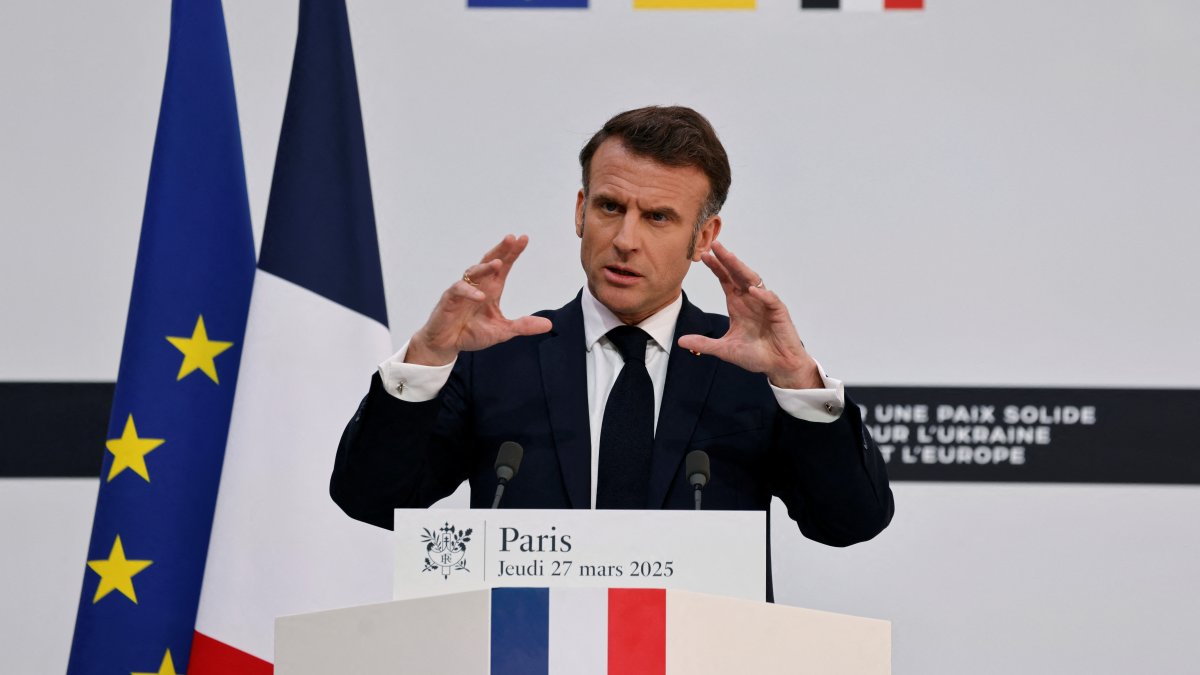 France&#039;s President Emmanuel Macron speaks during a press conference following a summit for &quot;coalition of the willing&quot; at the Elysee Palace, in Paris, on March 27, 2025. LUDOVIC MARIN/Pool via REUTERS