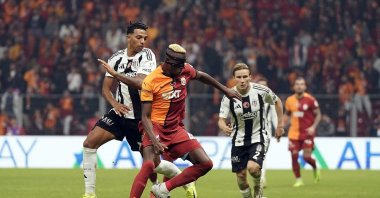 Galatasaray&#039;s Victor Osimhen (C) in action during the Süper Lig match against Beşiktaş at the RAMS Park, Istanbul, Türkiye, Oct. 28, 2024. (IHA Photo)