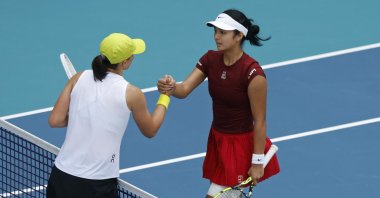 Alexandra Eala (R) shakes hands with Iga Swiatek at the net after their match on day nine of the Miami Open at Hard Rock Stadium, Miami, U.S., March 26, 2025. (Reuters Photo)