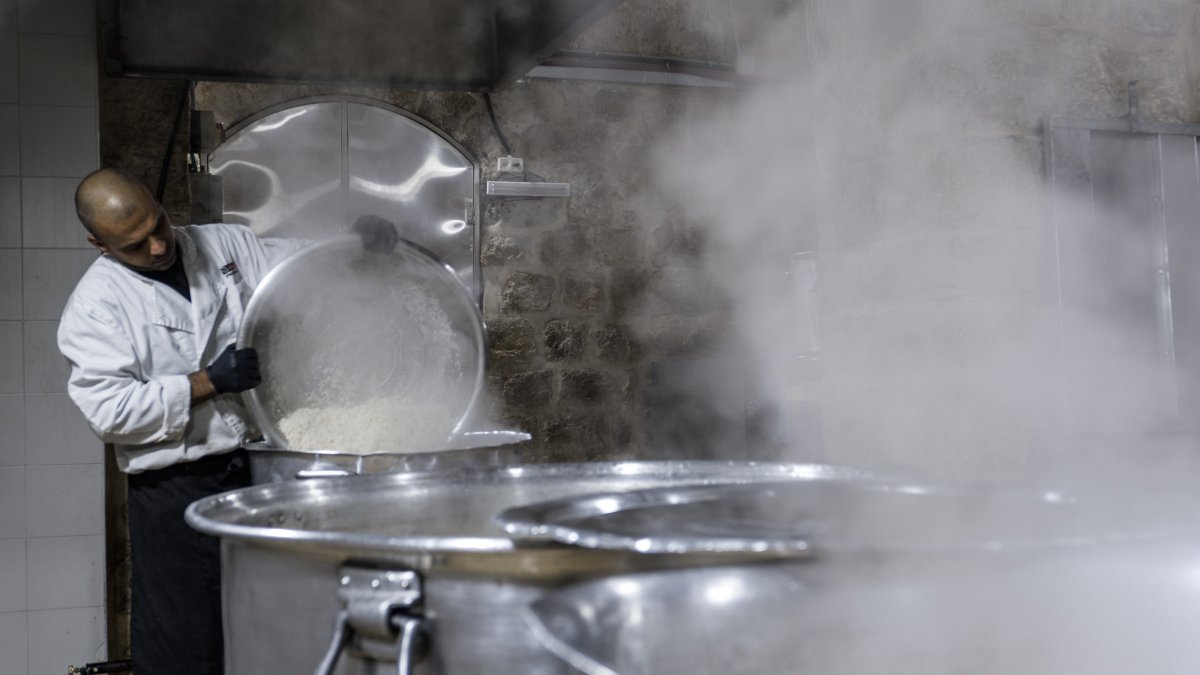 A cook at the Haseki Sultan Lodge prepares the iftar meal for people in need, East Jerusalem, occupied Palestine, March 26, 2025. (AA Photo)