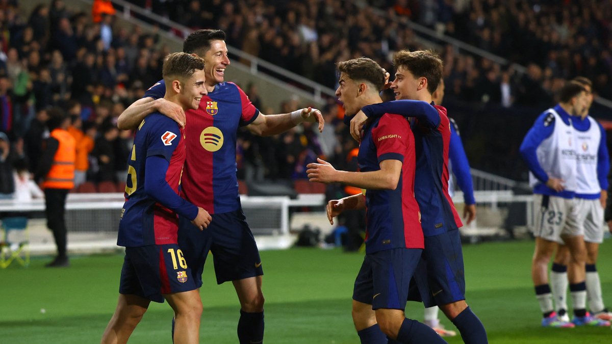 Barcelona players celebrate Robert Lewandowski&#039;s goal during the La Liga match against Osasuna at Estadi Olimpic Lluis Companys, Barcelona, Spain, March 27, 2025. (Reuters Photo)