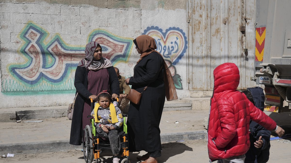 Yasmine al-Ghoufary (L) takes her niece Sila Abu Aqlan to the Artificial Limbs and Polio Center to learn how to walk with a prosthetic leg, Gaza City, Palestine, Feb. 26, 2025. (AP Photo)