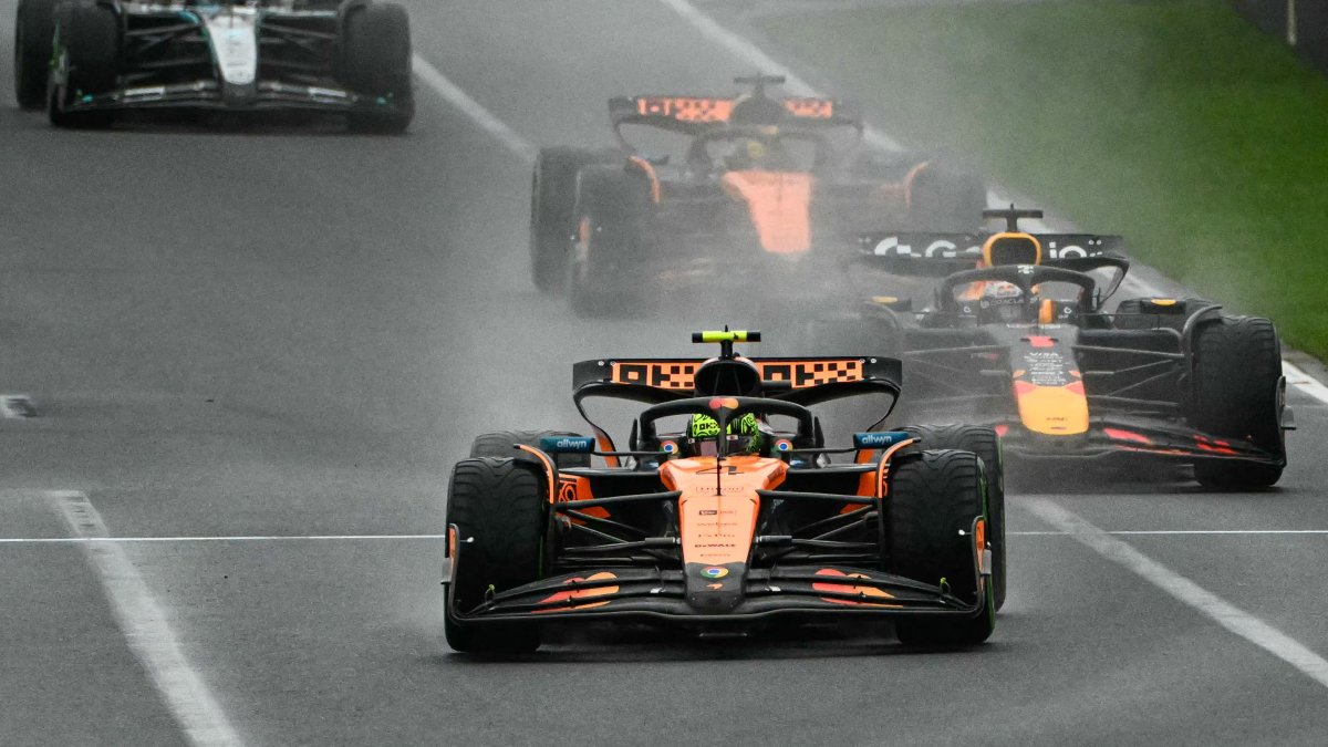 McLaren&#039;s British driver Lando Norris leads ahead of Red Bull Racing&#039;s Dutch driver Max Verstappen during the Australian Formula One Grand Prix at Albert Park Circuit, Melbourne, Australia, March 16, 2025. (AFP Photo)