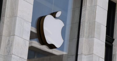 The Apple logo is seen at the entrance of an Apple store in Washington, D.C., U.S., Sept. 14, 2021. (AFP Photo)