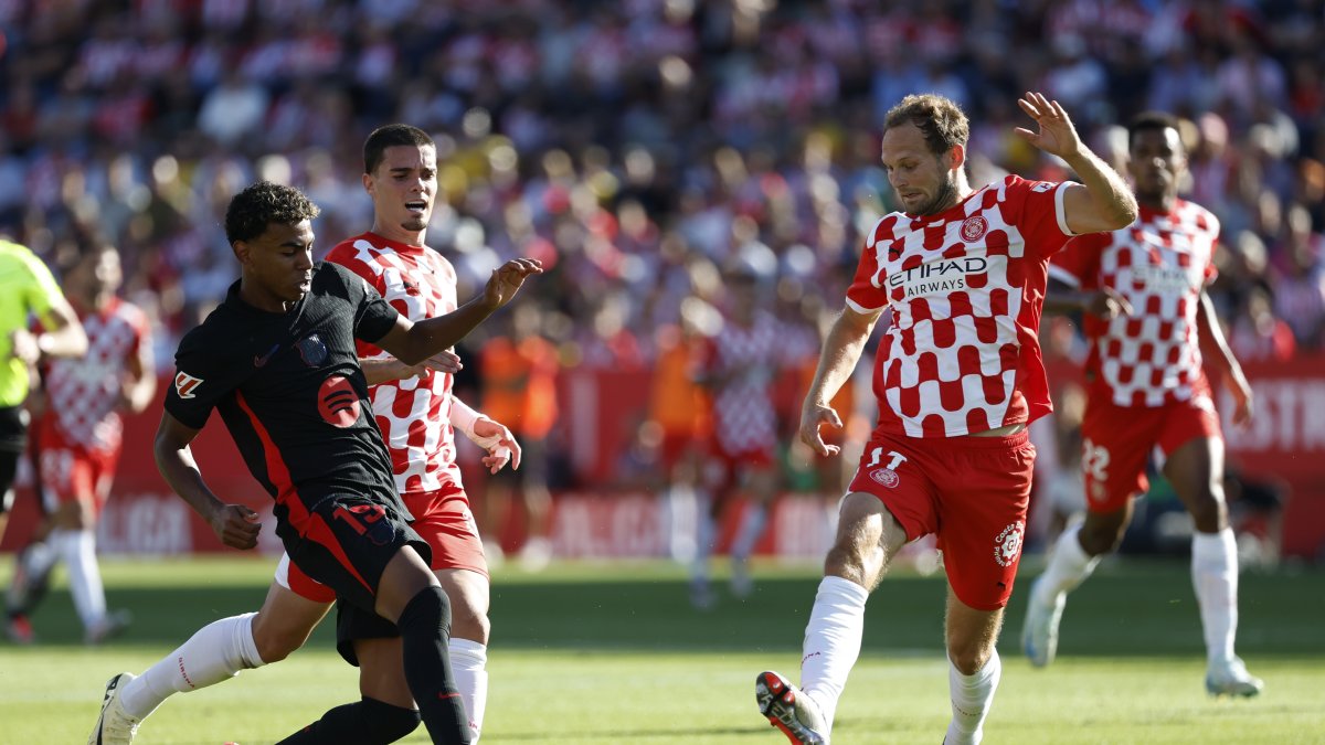 Barcelona&#039;s Lamine Yamal (L) challenges for the ball with Girona&#039;s Miguel Gutierrez (C) and Girona&#039;s Daley Blind during the La Liga match at the Montilivi stadium, Girona, Spain, Sept. 15, 2024. (AP Photo)