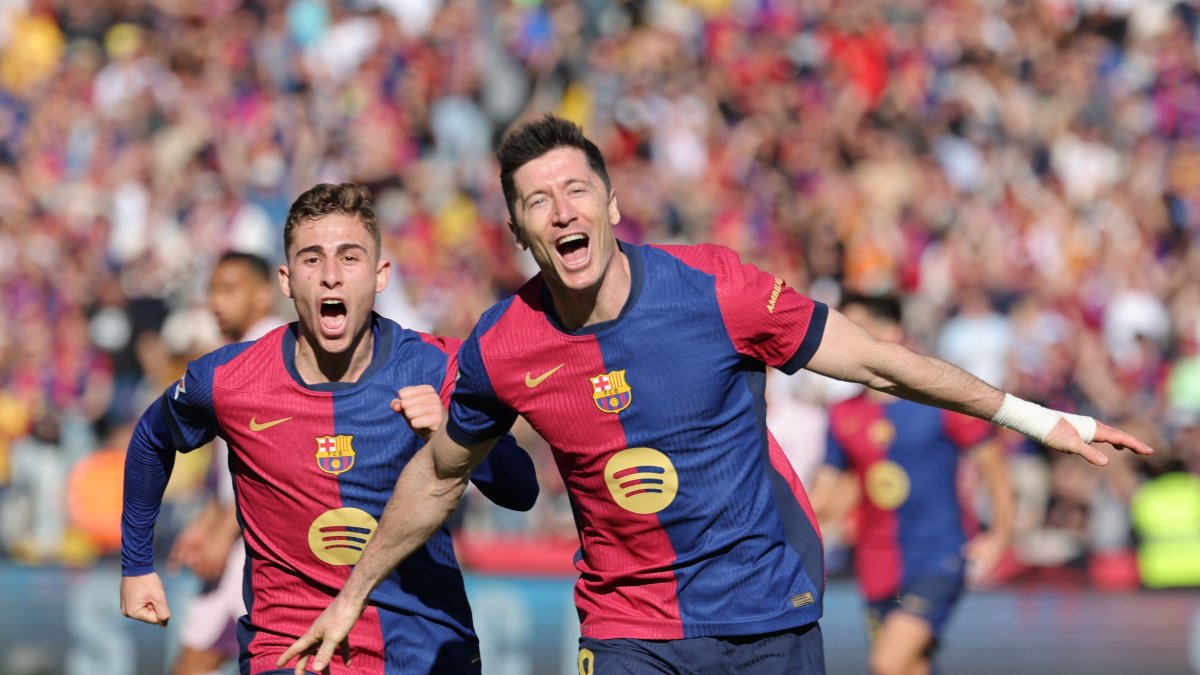 Barcelona&#039;s Robert Lewandowski (R) celebrates scoring his team&#039;s second goal during the La Liga match against Girona at the Estadi Olimpic Lluis Companys, Barcelona, Spain, March 30, 2025. (AFP Photo)