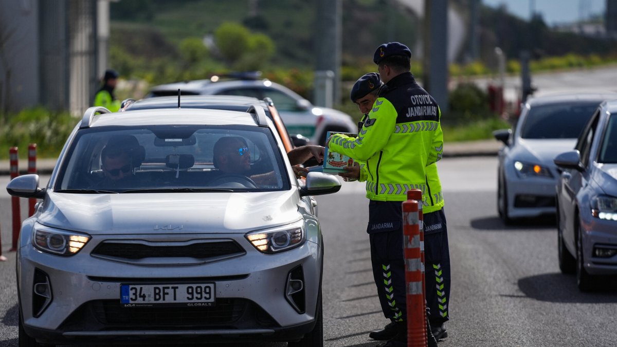 Jandarma teams increase inspections while offering cologne and sweets to citizens during Ramadan Bayram, Izmir, Türkiye, March 30, 2025. (AA Photo)