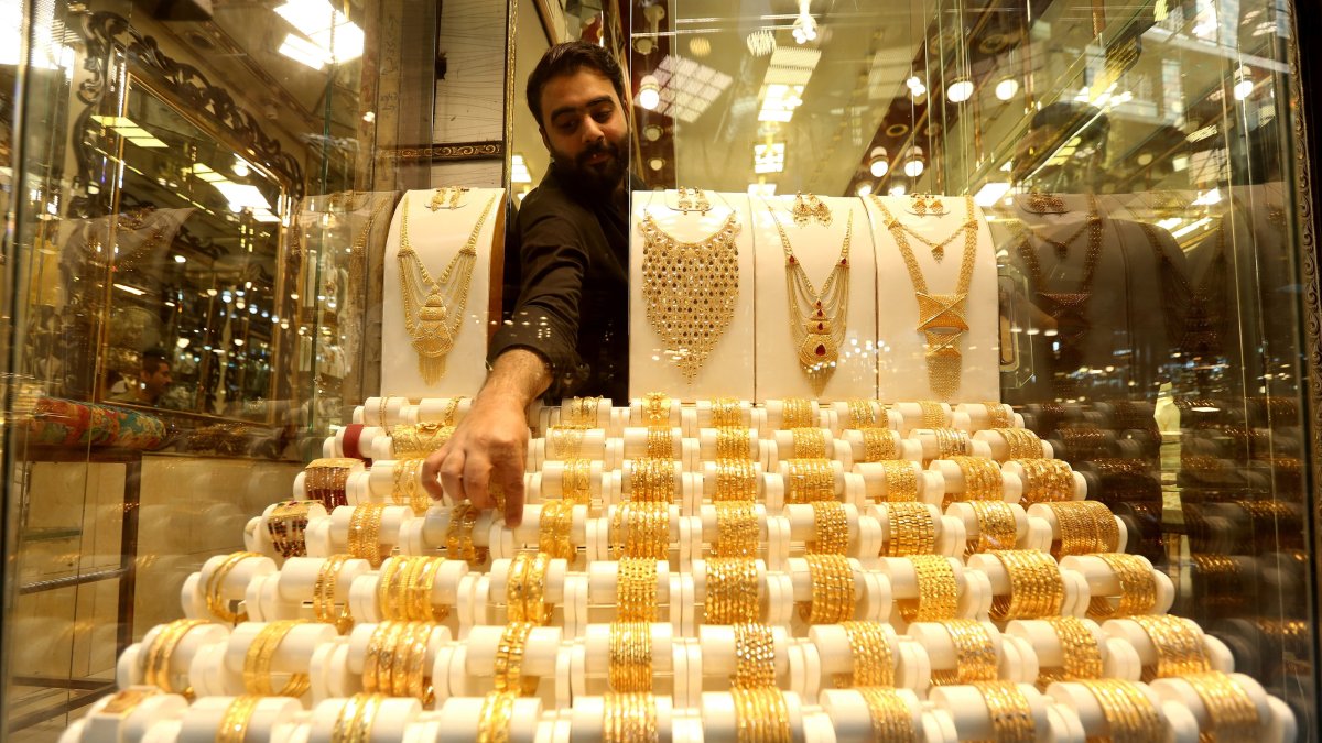 A goldsmith sells gold ornaments at a market in Peshawar, Pakistan, March 19, 2025. (EPA Photo)