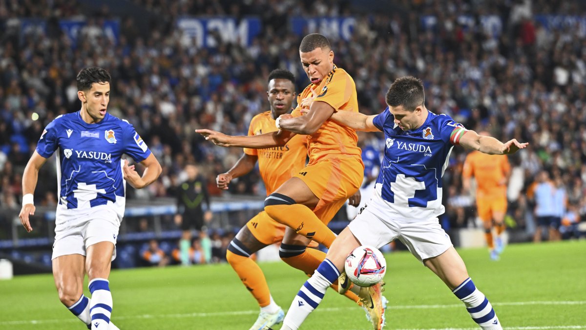 Real Sociedad&#039;s Igor Zubeldia (R) and Real Madrid&#039;s Kylian Mbappe (C) compete for the ball during a La Liga match at the Reale Arena, San Sebastian, Spain, Sept. 14, 2024. (AP Photo)