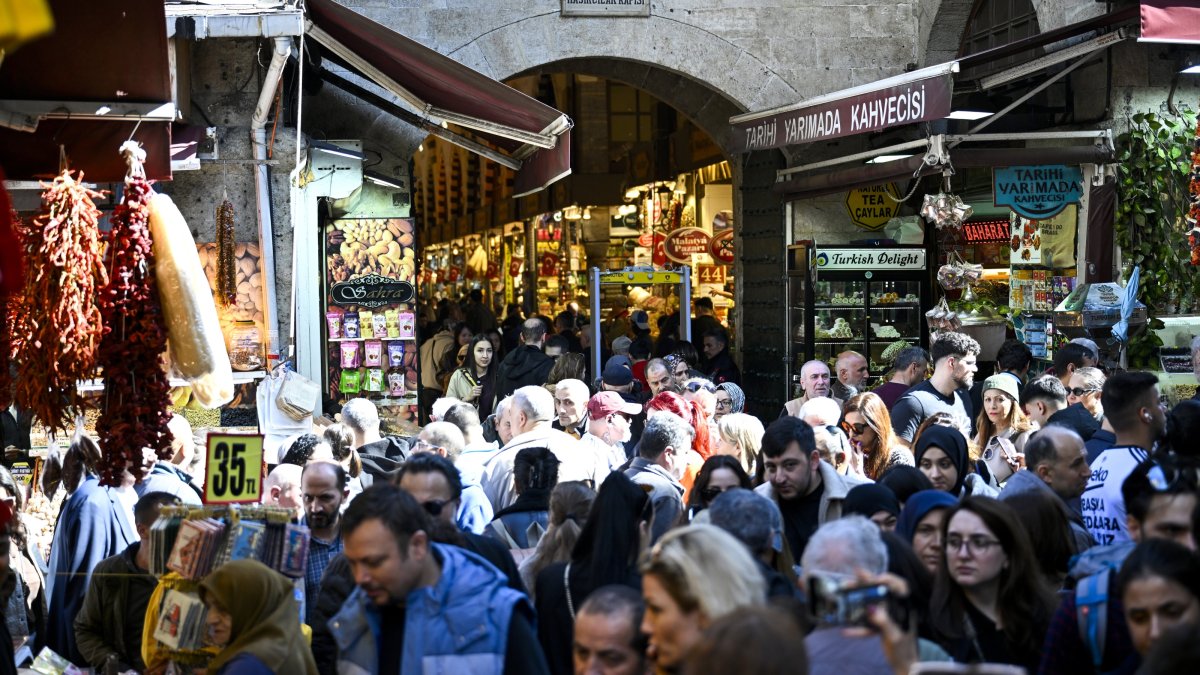 People are seen near the famous Spice Bazaar, also known as the Egyptian Bazaar, Istanbul, Türkiye, March 29, 2025. (AA Photo)