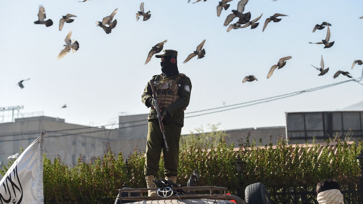 A Taliban security personnel stands guard outside the Shah-Do Shamshira Mosque during Eid al-Fitr prayers, which marks the end of the holy fasting month of Ramadan in Kabul, March 30, 2025. (AFP Photo)
