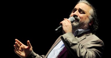 Renowned singer Volkan Konak performs at a concert, Mersin, southern Türkiye, Nov. 11, 2013. (AA Photo)