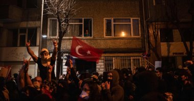 Residents of an apartment building look out as students march along a street during a rally in support of the Istanbul mayor&#039;s arrest, Istanbul, Türkiye, March 25, 2025. (AFP Photo)