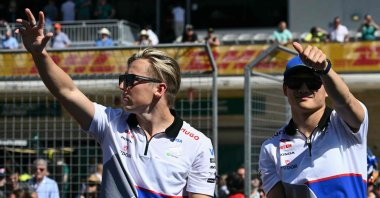 Red Bull&#039;s New Zealander driver Liam Lawson (L) and Japanese driver Yuki Tsunoda take part in the drivers&#039; parade before the start of the U.S. Grand Prix at the Circuit of the Americas, Austin, U.S., Oct. 20, 2024. (AFP Photo)