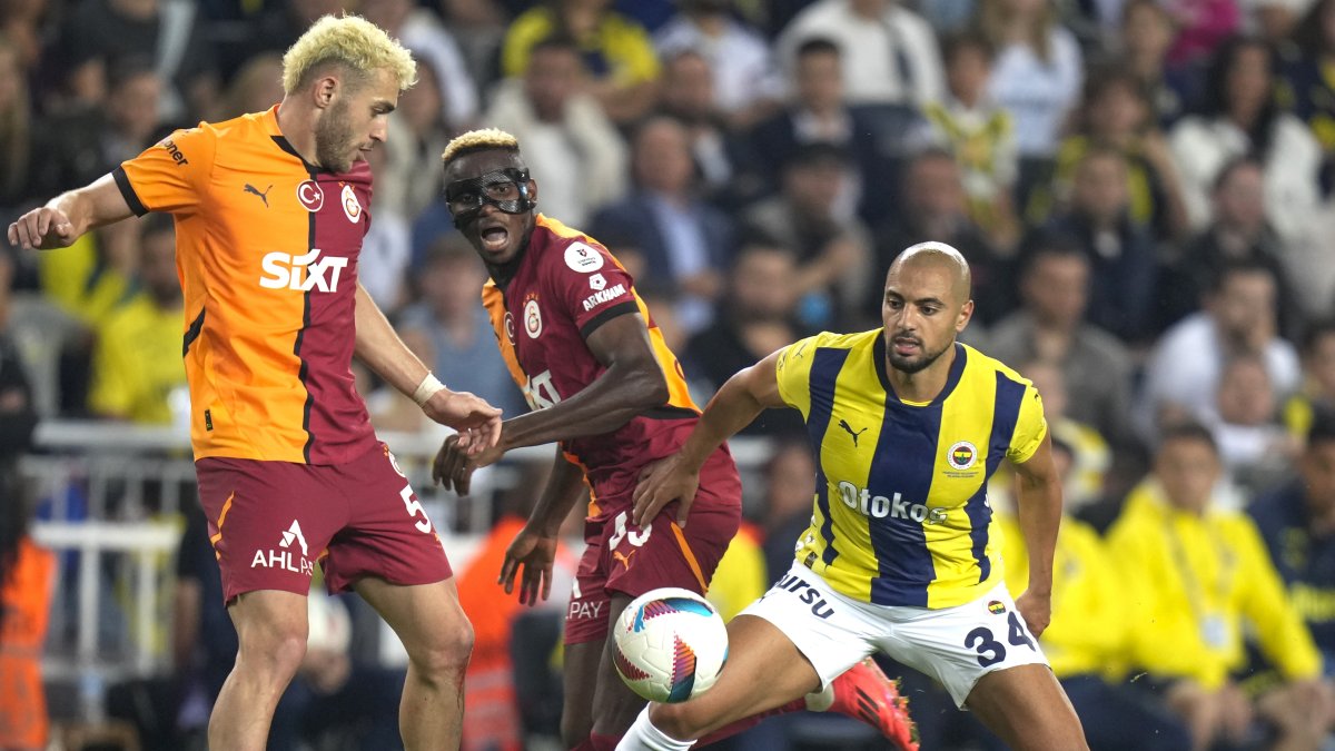 Fenerbahçe&#039;s Sofyan Amrabat (R) and Galatasaray&#039;s Bariş Yılmaz fight for the ball during the Turkish Super Lig match at the Şükrü Saracoğlu, Istanbul, Türkiye, Sept. 21, 2024. (AP Photo)
