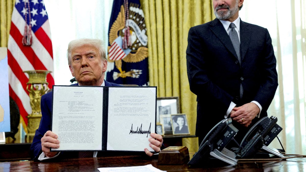 U.S. President Donald Trump holds an executive order about tariff increases, flanked by U.S. Commerce Secretary Howard Lutnick, in the White House, Washington D.C., U.S., Feb. 13, 2025. (Reuters Photo)