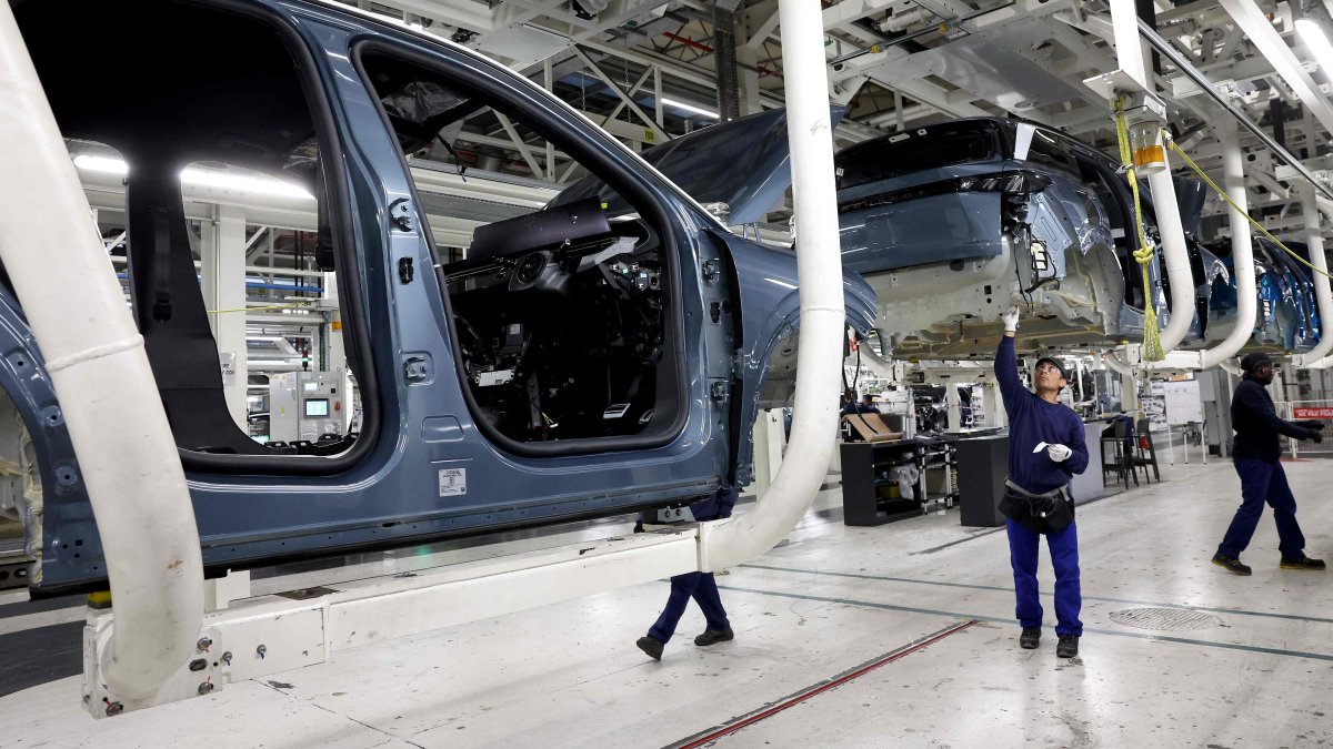 Employees work on the production line of the new Peugeot e-3008 and e-5008 electric car at the Stellantis factory, Sochaux, eastern France, Oct. 3, 2024. (AFP Photo)
