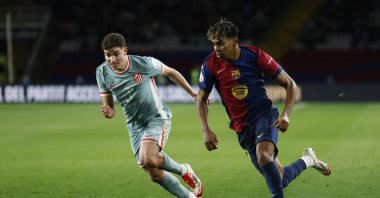 Atletico Madrid's Julian Alvarez (L) and Barcelona's Lamine Yamal fight for the ball during a Spanish Copa del Rey semifinal match, Barcelona, Spain, Feb. 25, 2025. (AP Photo)