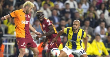 Fenerbahçe's Sofyan Amrabat (R) and Galatasaray's Bariş Yılmaz fight for the ball during the Turkish Super Lig match at the Şükrü Saracoğlu, Istanbul, Türkiye, Sept. 21, 2024. (AP Photo)
