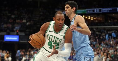 Boston Celtics&#039; Al Horford (L) drives to the basket as Memphis Grizzlies&#039; Santi Aldama defends during the first quarter at FedExForum, Memphis, U.S., March 31, 2025. (Reuters Photo)
