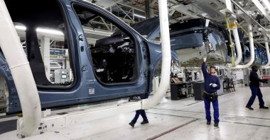 Employees work on the production line of the new Peugeot e-3008 and e-5008 electric car at the Stellantis factory, Sochaux, eastern France, Oct. 3, 2024. (AFP Photo)