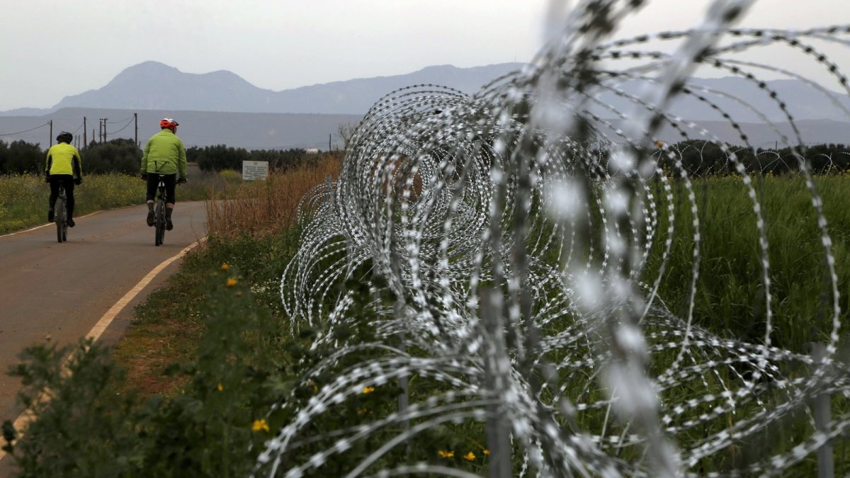 Fanatic Greek Cypriots attack Turks on Lefkoşa border | Daily Sabah