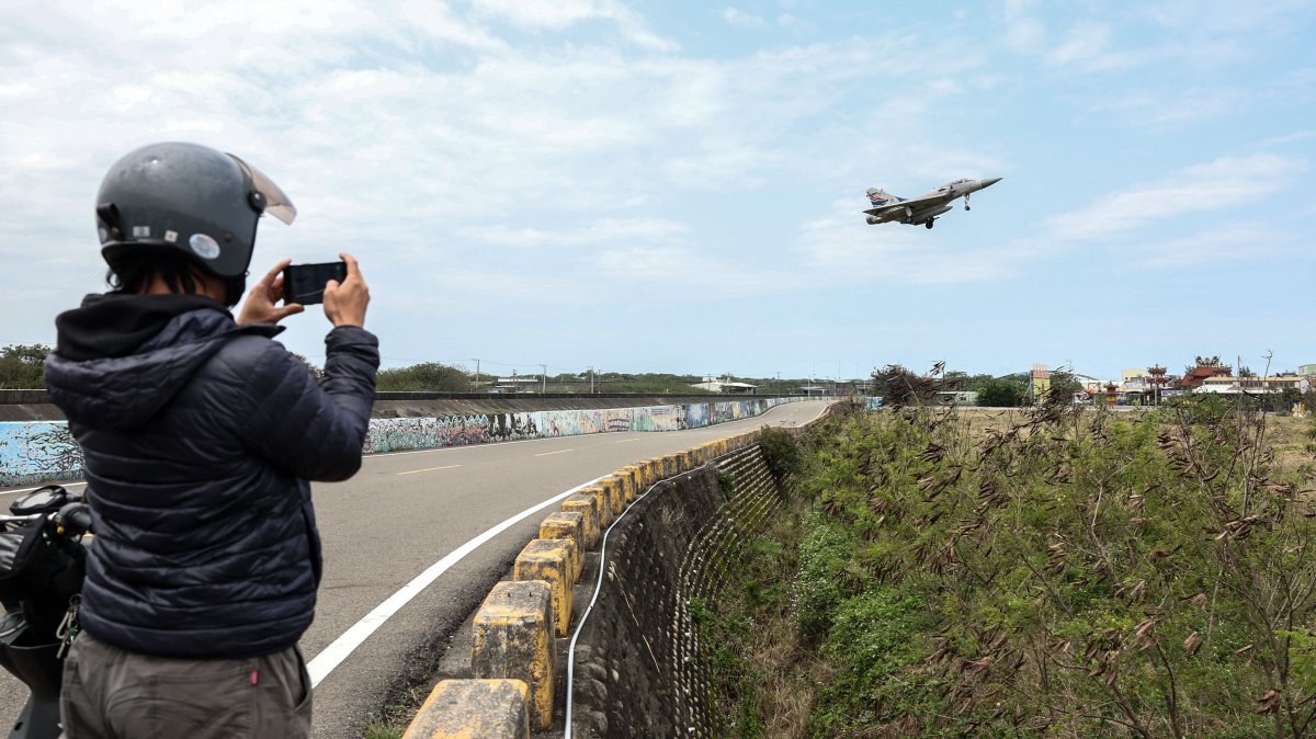 A Taiwan Air Force Mirage 2000 fighter jet prepares to land at the Hsinchu Airbase in Hsinchu on April 2, 2025. (AFP Photo)