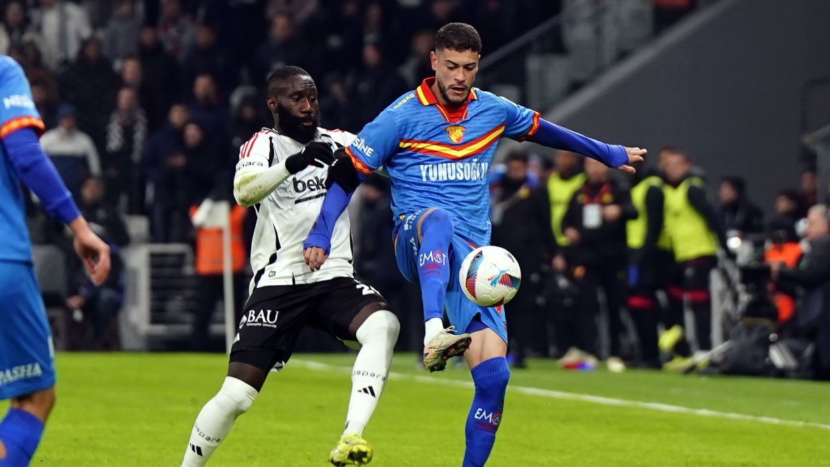 Beşiktaş's Arthur Masuaku in action with Göztepe's Romulo Cardoso during the Süper Lig match at the Tüpraş Stadium, Istanbul, Türkiye, Nov. 24, 2024. (IHA Photo)