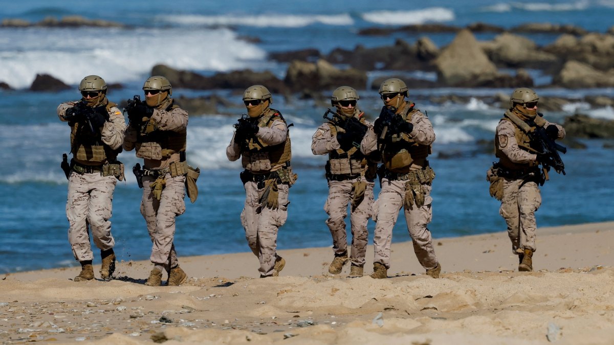 Spanish soldiers take part in the Exercise Dynamic Mariner 25 military drill training, involving NATO naval forces, Barbate, Spain, March 28, 2025. (Reuters Photo)