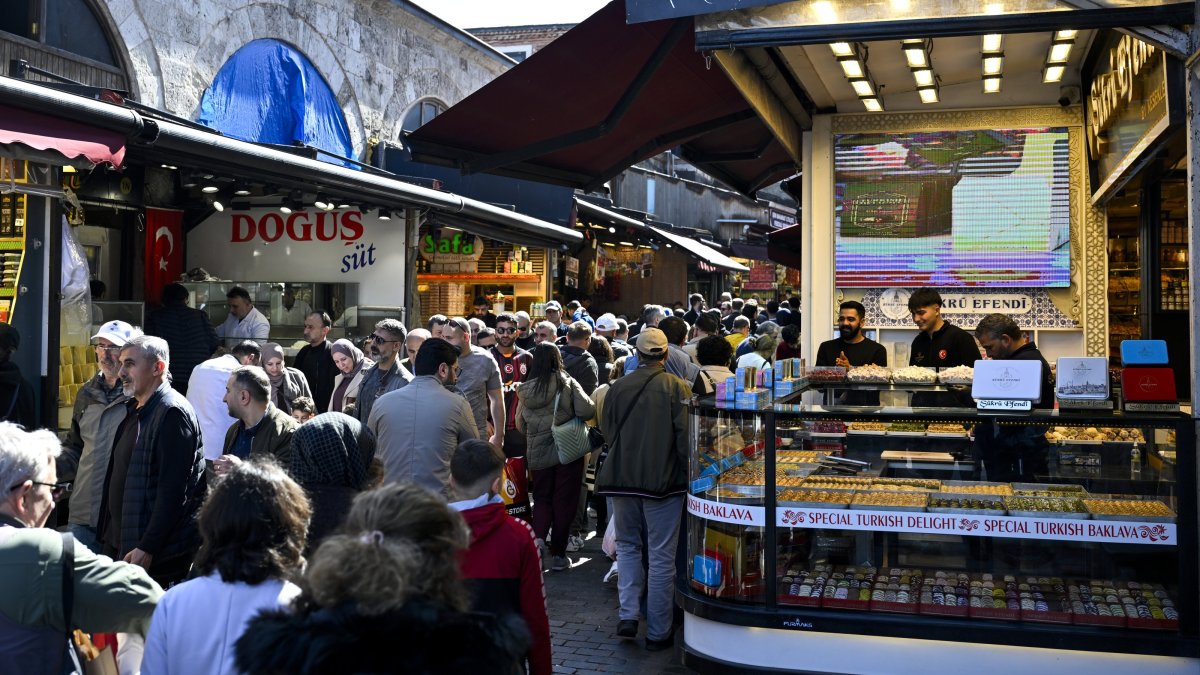 People are seen near the famous Spice Bazaar, also known as the Egyptian Bazaar, Istanbul, Türkiye, March 29, 2025. (AA Photo)