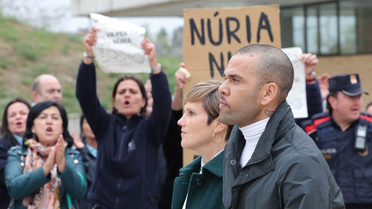 Prison workers unions&#039; members protest over the killing of a cook by an inmate the week before, as convicted rapist and former Brazil international football player Dani Alves (R), flanked by his lawyer Ines Guardiola, leaves Brians 2 prison in San Esteban Sasroviras, Barcelona, Spain, March 25, 2024. (AFP Photo)