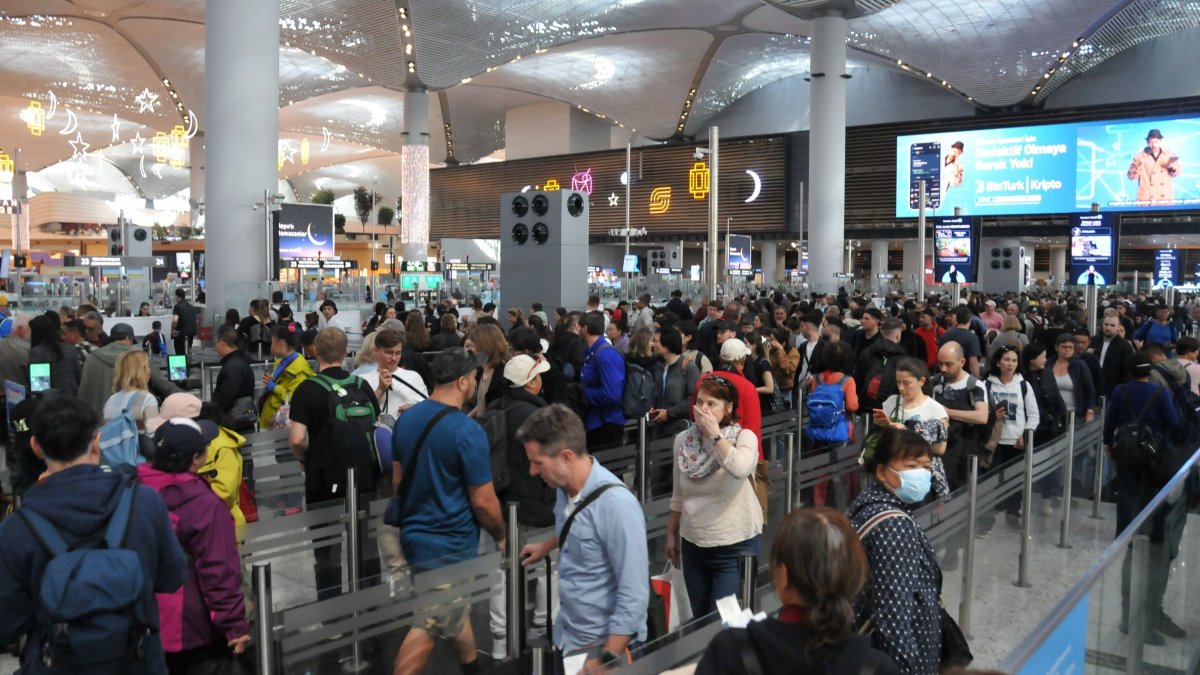 Passengers are seen at Istanbul Airport in Istanbul, Türkiye, March 29, 2025. (DHA Photo)