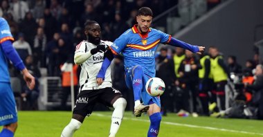 Beşiktaş&#039;s Arthur Masuaku in action with Göztepe&#039;s Romulo Cardoso during the Süper Lig match at the Tüpraş Stadium, Istanbul, Türkiye, Nov. 24, 2024. (IHA Photo)