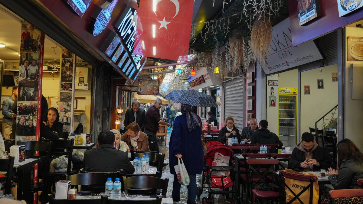 People are seen shopping in western Izmir province&#039;s Kemeraltı market, Türkiye, April 2, 2025 (AA Photo)