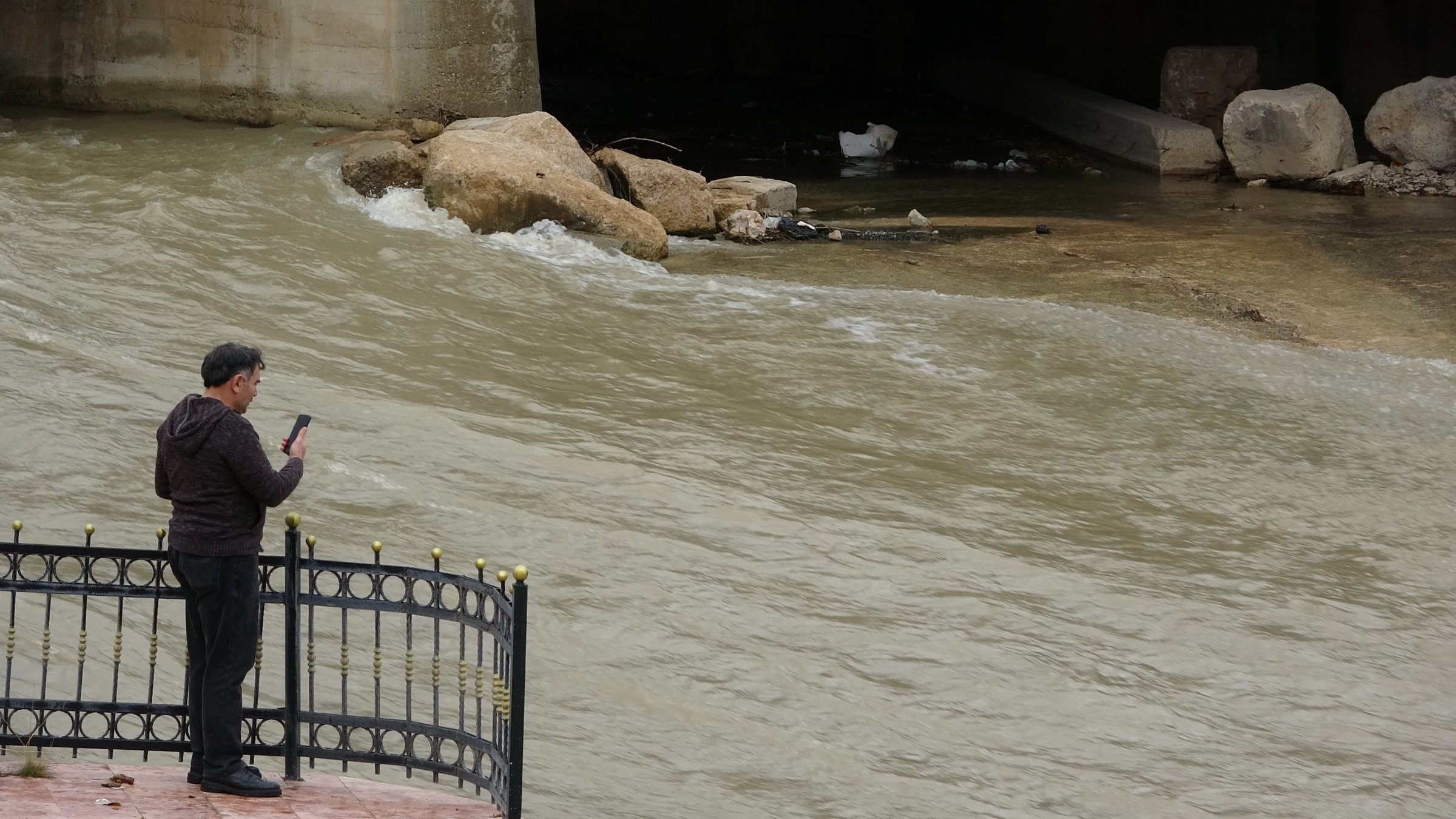 The flow of Çoruh River, as its water level rises due to snowmelt and heavy rainfall, passes through Bayburt, Türkiye, April 3, 2025. (IHA Photo)