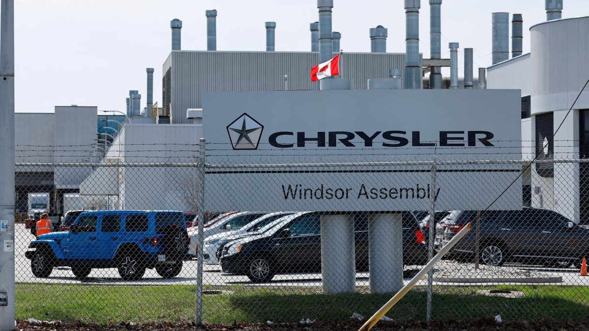 A Canadian flag flies outside the Stellantis Windsor Assembly Plant in Windsor, Ontario, Canada, April 3, 2025. (AFP Photo)